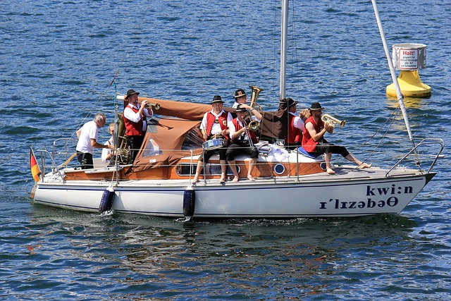 离内奋力竞 离内奋力竞